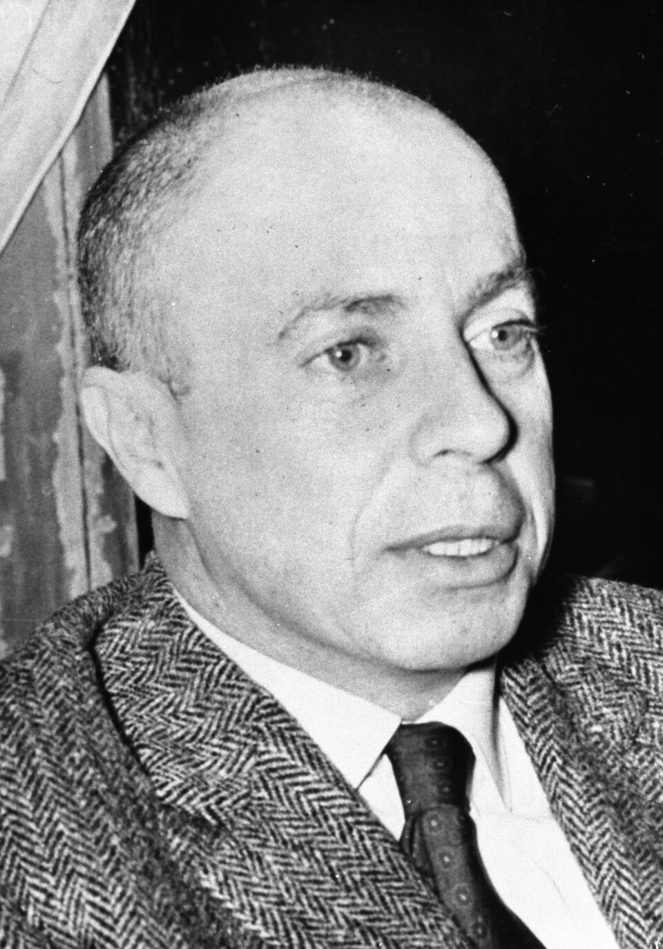 Claude Simon, écrivain français et prix Nobel de littérature, en portrait noir et blanc.